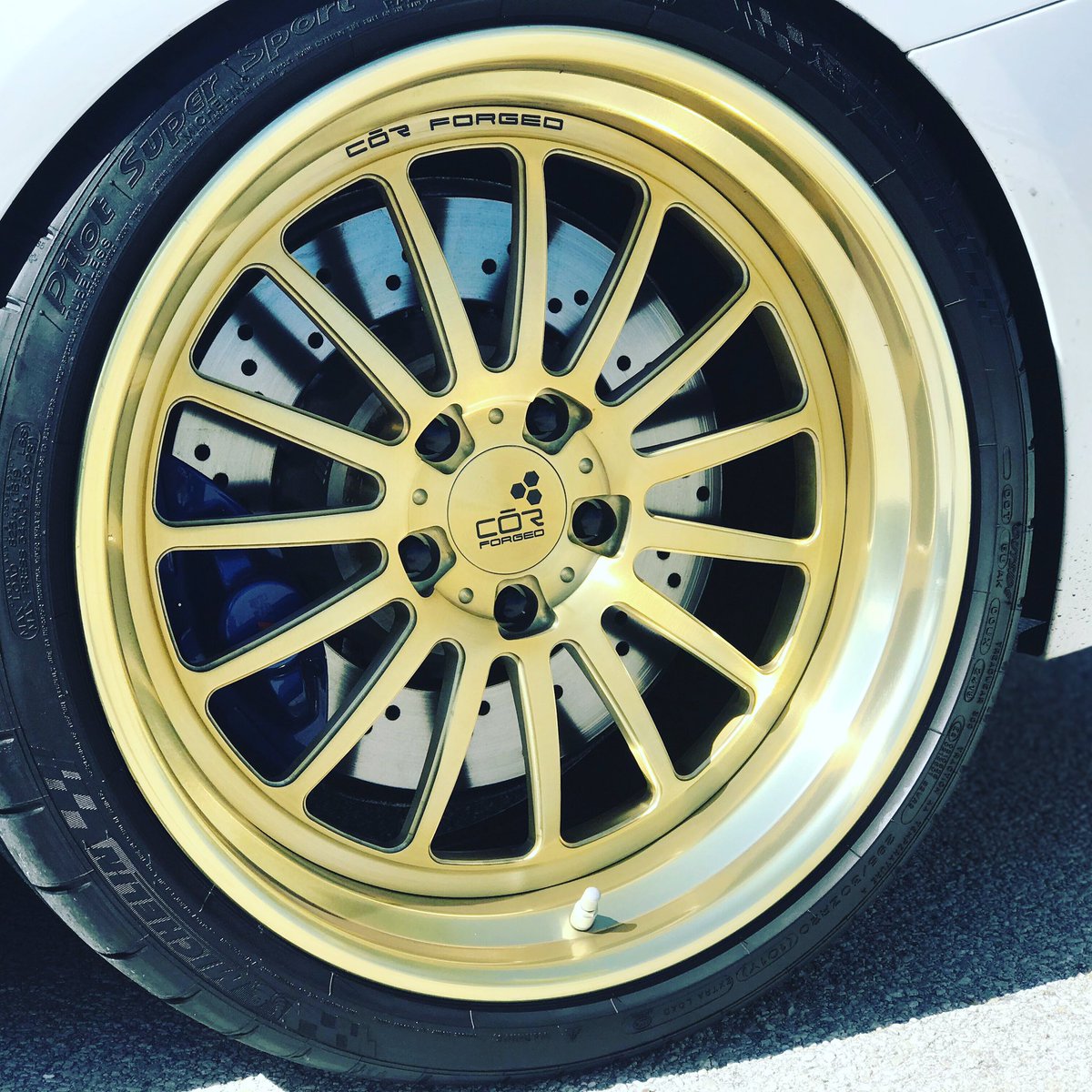 corforged's tweet photo. Meanwhile in the sunshine state, this convertible hard top in white and gold 🔥 #bmwm4
-
-
-
-
#wemakewheels #corforged #corwheels #customwheels #madeinusa #madeinamerica #wheels #madeindade #bmw #m4 #fast #luxury #whiteandgold https://t.co/LIMoZlSZsd