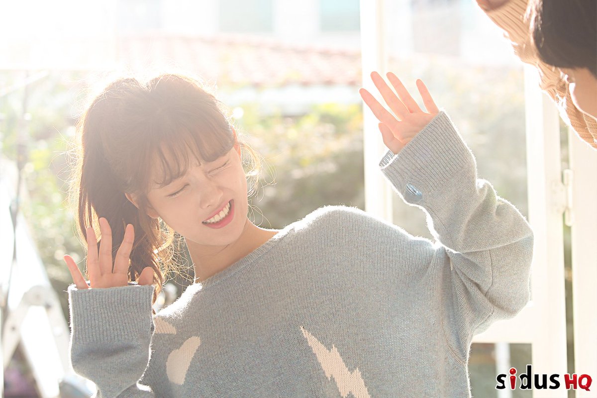 sidushq_ent's tweet photo. '오'늘도 '솔'직히 너무 예쁜 '유정'이의
JTBC < #일뜨청 > 포스터 촬영현장을 공개합니다! 
만화에서 튀어나온 줄?! #길오솔 그 자체가 된 #김유정 의 
예쁘고 예쁘고 지이인짜 예쁜 포스터 촬영현장 보고 가세요 
-> https://t.co/WkfsD8nWom https://t.co/oZLvsm6oNg