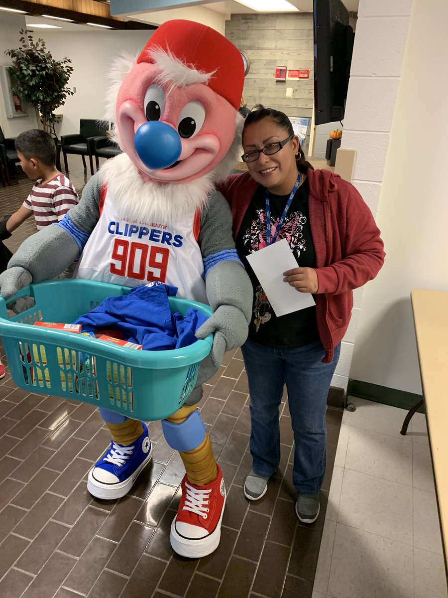 OntClippers's tweet photo. Today Community Connection Services hosted a #TurkeyGiveaway. 🍗🙌 

@kcthecondor passed out tickets and ACC swag to 200 families. 🎁🐦 #IntheCommunity https://t.co/YfiXv43SGY