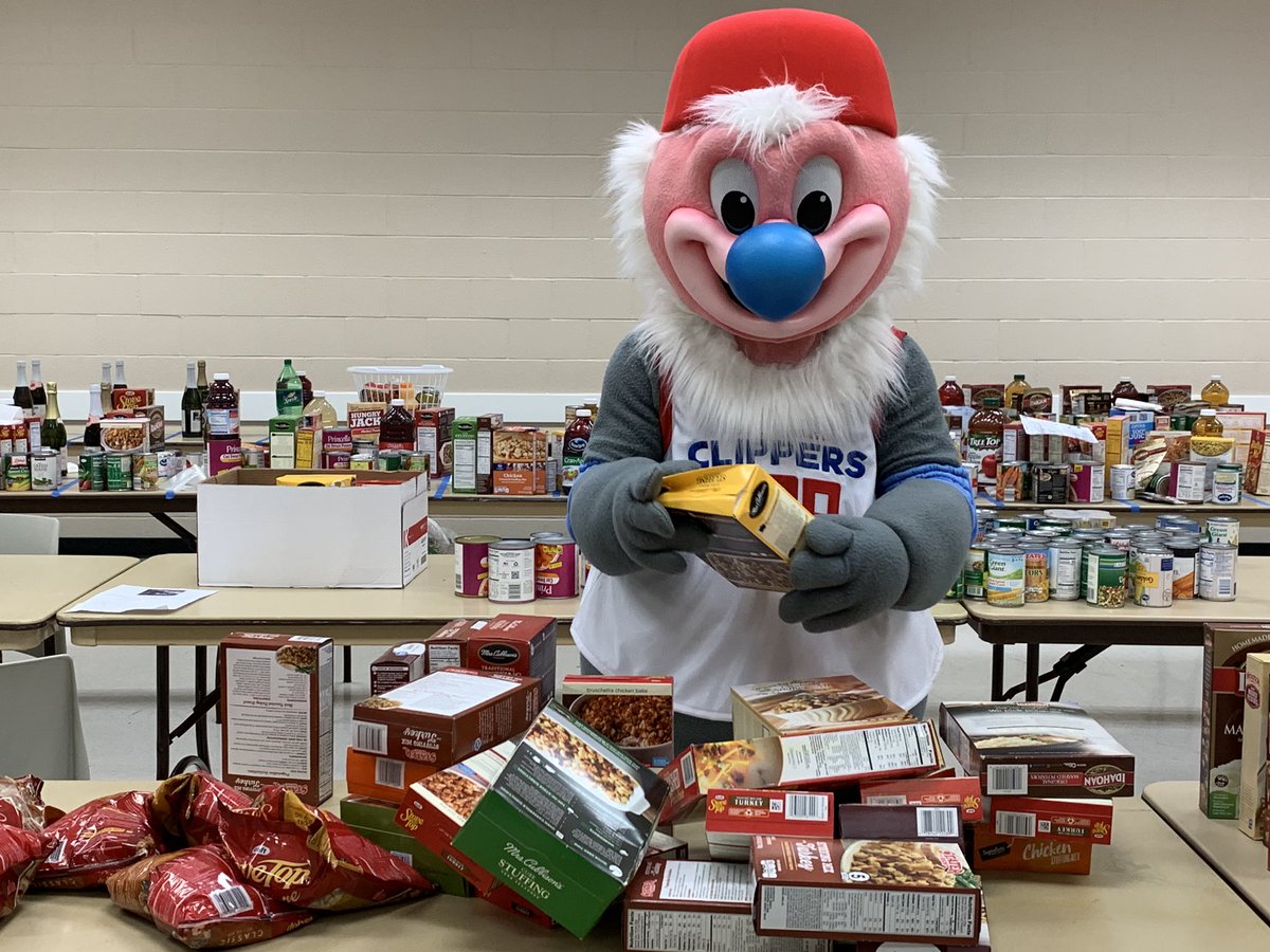 OntClippers's tweet photo. Today Community Connection Services hosted a #TurkeyGiveaway. 🍗🙌 

@kcthecondor passed out tickets and ACC swag to 200 families. 🎁🐦 #IntheCommunity https://t.co/YfiXv43SGY