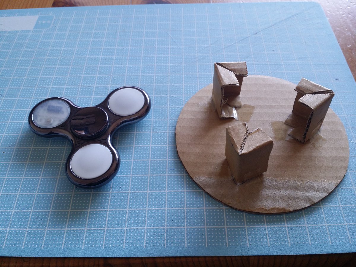 Hoppy ミニカーの回転台を作りました 材料は100均のハンドスピナーとダンボールです ベアリングがよく回るのでチカラ加減が難しくて 押し過ぎるとミニカーが吹っ飛びます 笑 軽ーく回すと良い感じで回ります この後 回してる様子の短い動画アップし