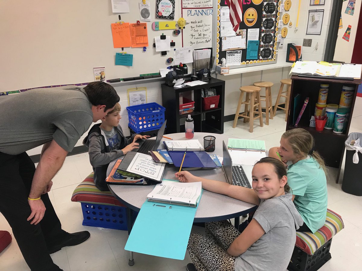 jen4golf01's tweet photo. Thank Mr. Wallace for working w/our students on their Junior Entrepreneur Projects today! Love hearing them talk like true entrepreneurs abut their Cost Structure, working on the Key Metrics, strategizing for the Investor panel! Priceless!⁦@mobankers⁩ ⁦@14willking14⁩ https://t.co/rsTS2HQ01C