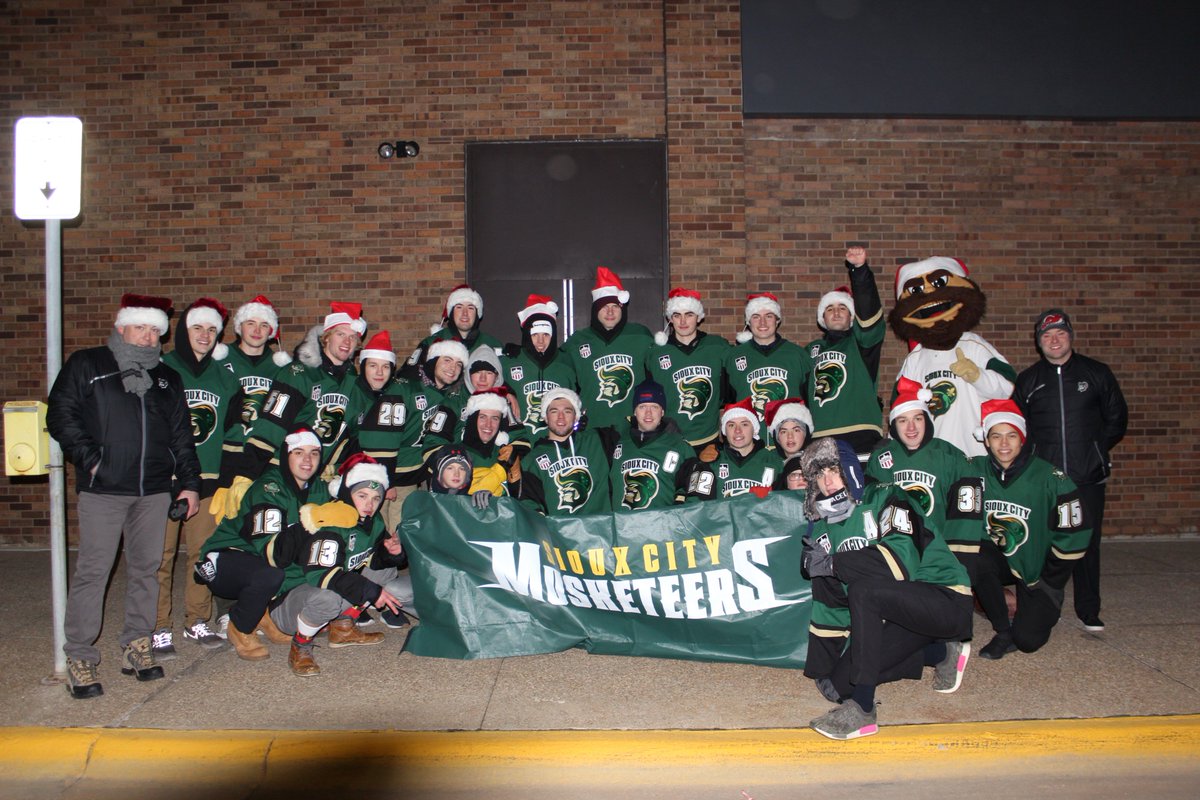 Musketeerhockey's tweet photo. Another great year at the @DowntownSCIowa Holiday Parade!
#MusketeerHockey #holidayseason #siouxcity #downtownsc https://t.co/05tfY3HT5R