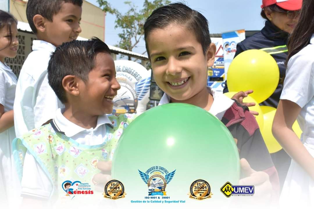 SCHP_TARQUI's tweet photo. | UMEV EN ESCUELA ALTAMIRA|🚛 

Es motivador contar con personas e instituciones que se unen a nuestra cruzada por la seguridad vial, hoy nos acompañaron jugadores del @DelfinSC @mauro_rezabala @condusegmanta #AgenciaMunicipalDeTránsito #HuellasEterna. https://t.co/zOw4ngx32Y