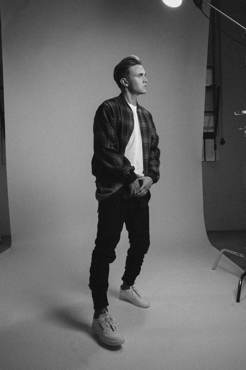 JesseMcCartney's tweet photo. Probably thinking about turkey, gravy, and stuffing… 🦃 https://t.co/QTg6cw9AM0