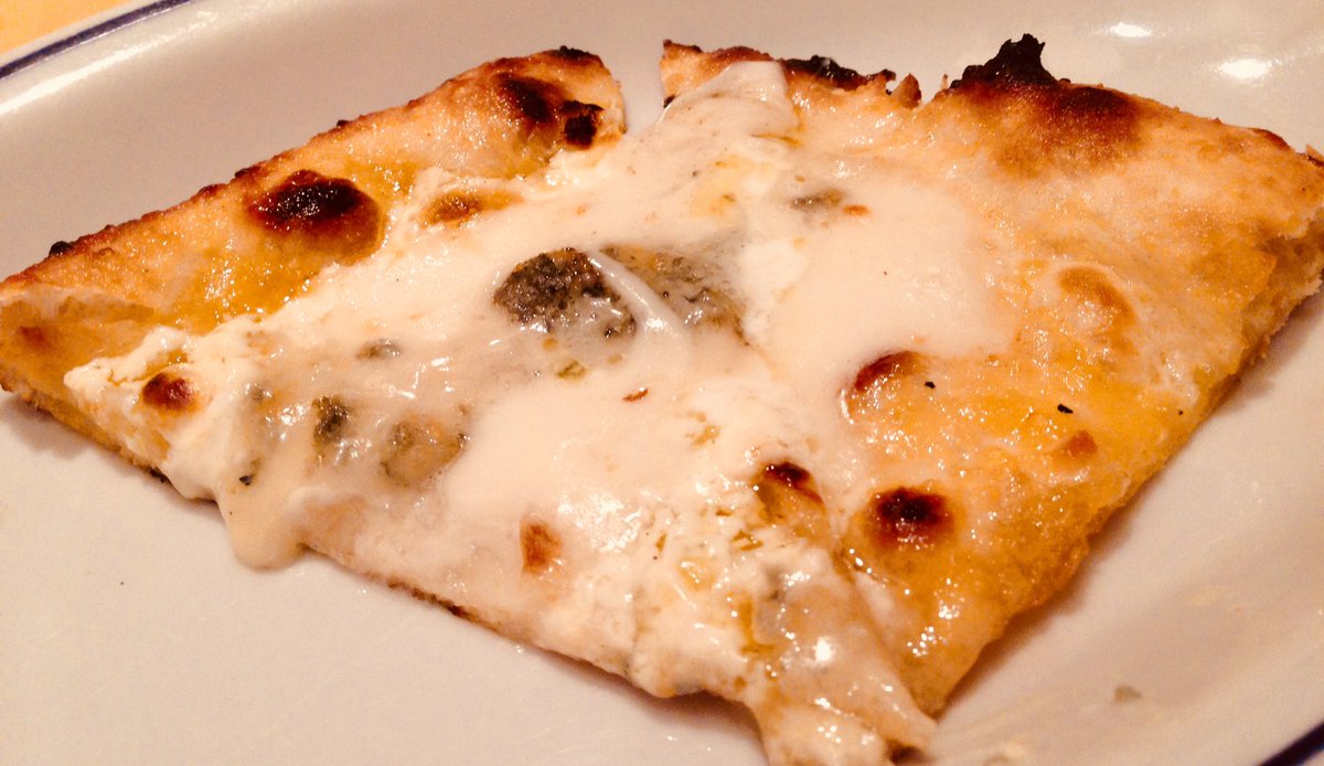 株式会社サカエ おそようございまm M 今日は ピザの日 マルゲリータ誕生の日 だそうです 美味しいけど高 カロリーなのでバランスよく食べたいですね イルカフォーネ さんの四種のチーズピザをup 美味です