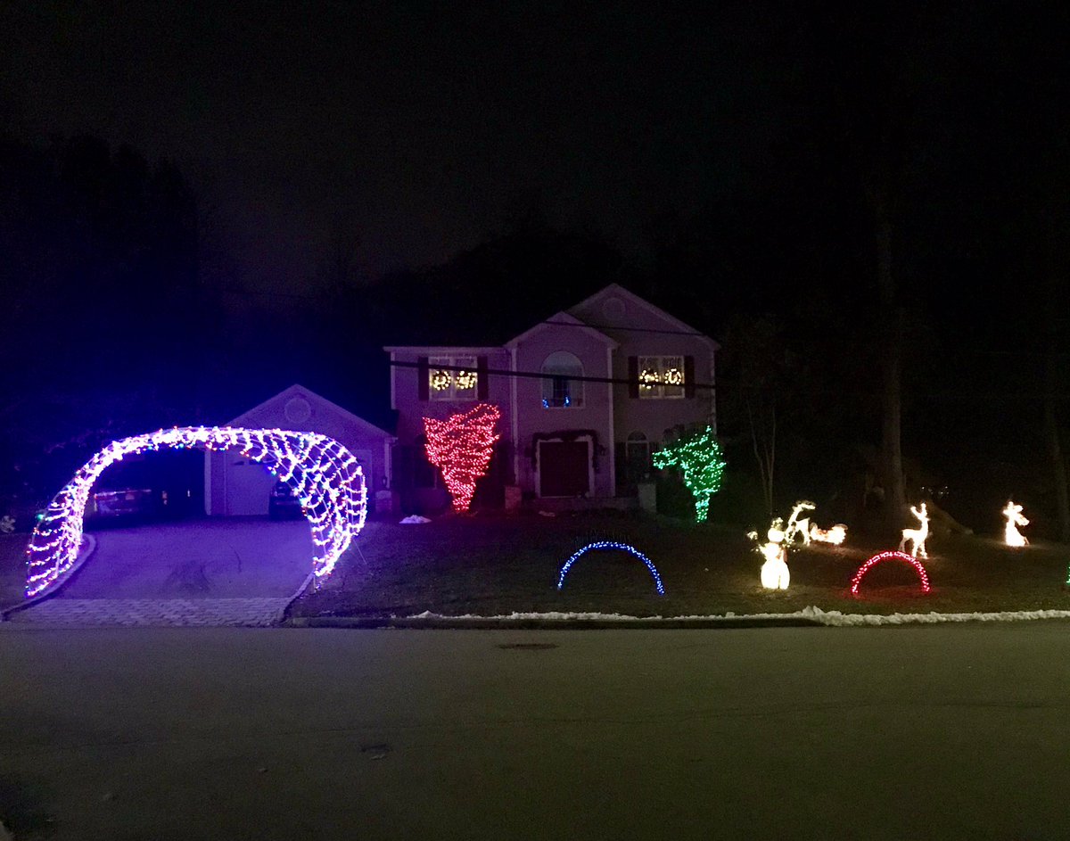 die_lersche's tweet photo. 85/365 Walk through the neighborhood #apicaday365  #itsbeginningtolookalotlikechristmas #loveit #butfirstthanksgiving #holidayseason https://t.co/YsT9t1z7EG