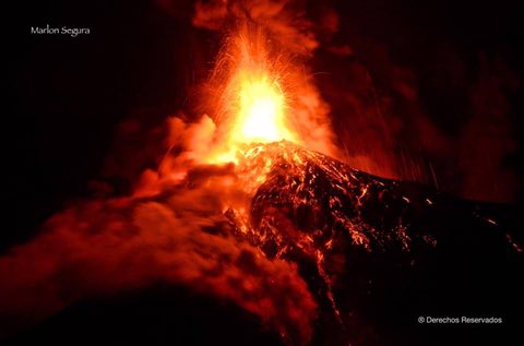 ハザードラボ公式 防災防犯 On Twitter 動画 グアテマラ フエゴ山が大爆発 火砕流発生 4000人が避難 今年6月 439人の犠牲者を出したグアテマラのフエゴ山が19日 再び大爆発した 現在3925人が避難所に身を寄せているが 活発な噴火活動は今後もしばらく続くと