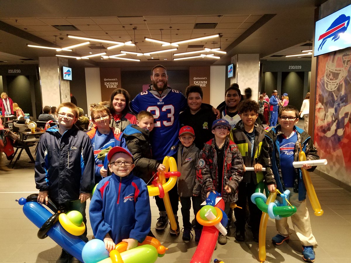 VCAssociation's tweet image. Thank you to @micah_hyde @buffalobills &amp;amp; @UWBEC for hosting some of our Valley kids tonight! Everyone had a great time! The kids had a full Thanksgiving meal, played mini golf, hung with the players, posed in a photo booth &amp;amp; more! #BillsMafia