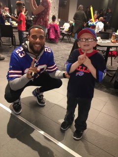 VCAssociation's tweet image. Thank you to @micah_hyde @buffalobills &amp;amp; @UWBEC for hosting some of our Valley kids tonight! Everyone had a great time! The kids had a full Thanksgiving meal, played mini golf, hung with the players, posed in a photo booth &amp;amp; more! #BillsMafia