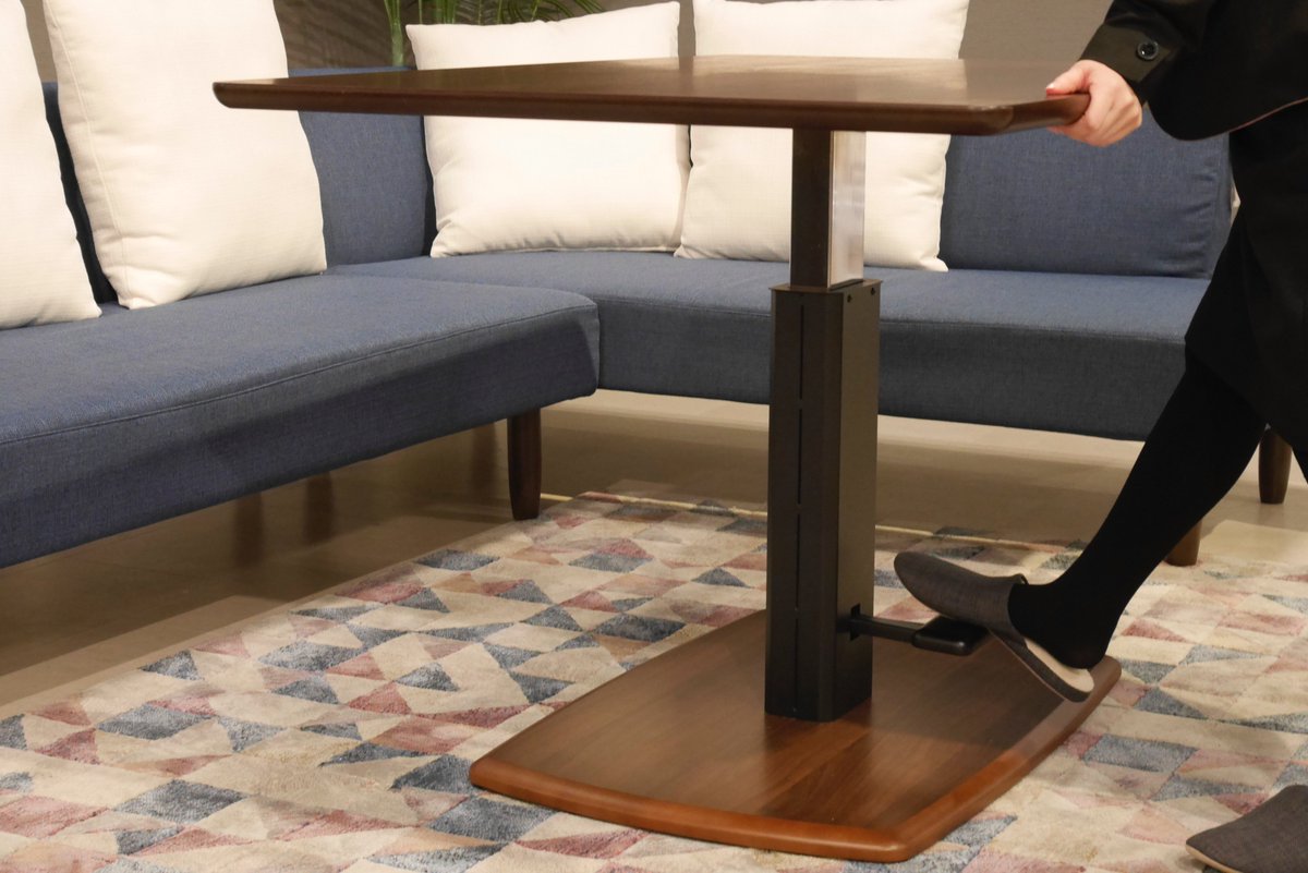 ファニチャードーム 公式 Twitterissa 高さ調節できる 昇降式テーブル をご存知ですか 最近増えているソファスタイルのダイニングにオススメです 食事の時は高め くつろぎタイムには低めにすればどちらにもぴったり 二枚目の写真はこんなに高くもできますよ