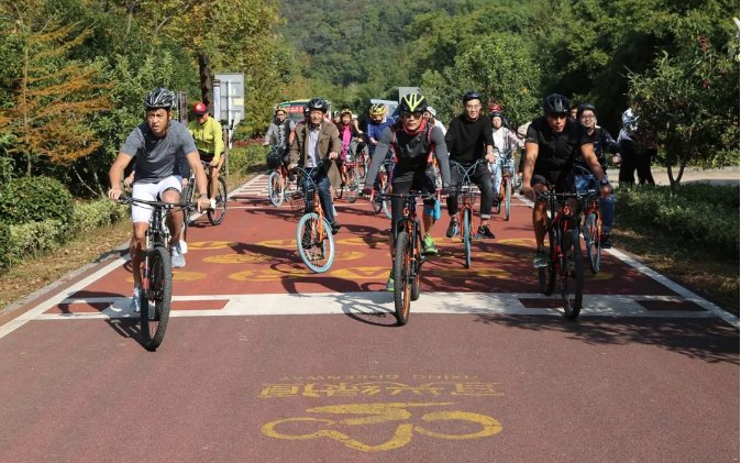 WuxiCity's tweet image. Have you ever been to the Longchi Mountain Bicycle Park in Yixing, #Wuxi? It’s the perfect spot to go for a bike ride and breathe in some fresh air!