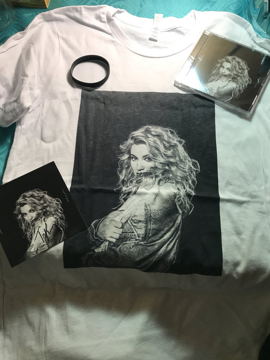 torikellyheart's tweet photo. THEY CAME #torikelly #toraays #torikellymusic #hidingplacetour #hidingplace #music #merch #vip #vipmerch https://t.co/kQf3XmdgUR