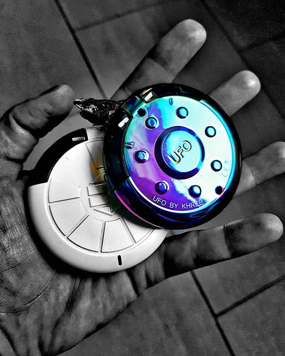 Eleekhree's tweet photo. Khree UFO, 2 pods system. Enjoy 2 flavors in 1 vape device.
#khree #khreeufo #vape #vapetricks #vapers #vapefam #vapejakarta #vapeshop #vapestore #vapecommunity #ejuice #eliquid #saltnic #podsystem
WA: +86 137 2555 0761
Email: Elee@Khree.com https://t.co/MFqDJuATOy