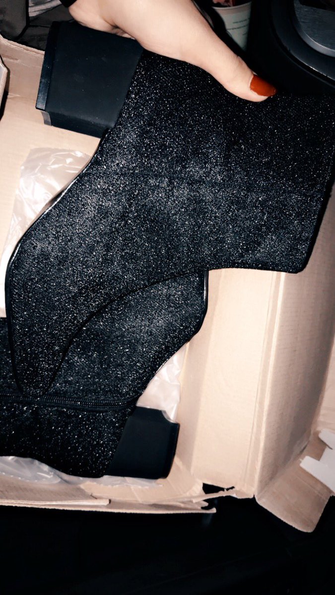 Itsvanenavarro's tweet photo. As soon as I saw these boots I thought of @Luke5SOS and I knew that I had to have them.
Now, whenever I see them, I'll remember you.❤️
@Luke5SOS @5SOS @Ashton5SOS @Calum5SOS @Michael5SOS @shmandeluca #5SOSMadrid #5sosmyt #5sosmx #HappyBirthdayMichaelClifford #MeetYouThereTour https://t.co/wNCTt4W1nI