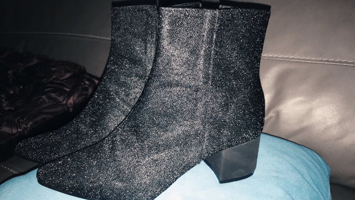 Itsvanenavarro's tweet photo. As soon as I saw these boots I thought of @Luke5SOS and I knew that I had to have them.
Now, whenever I see them, I'll remember you.❤️
@Luke5SOS @5SOS @Ashton5SOS @Calum5SOS @Michael5SOS @shmandeluca #5SOSMadrid #5sosmyt #5sosmx #HappyBirthdayMichaelClifford #MeetYouThereTour https://t.co/wNCTt4W1nI