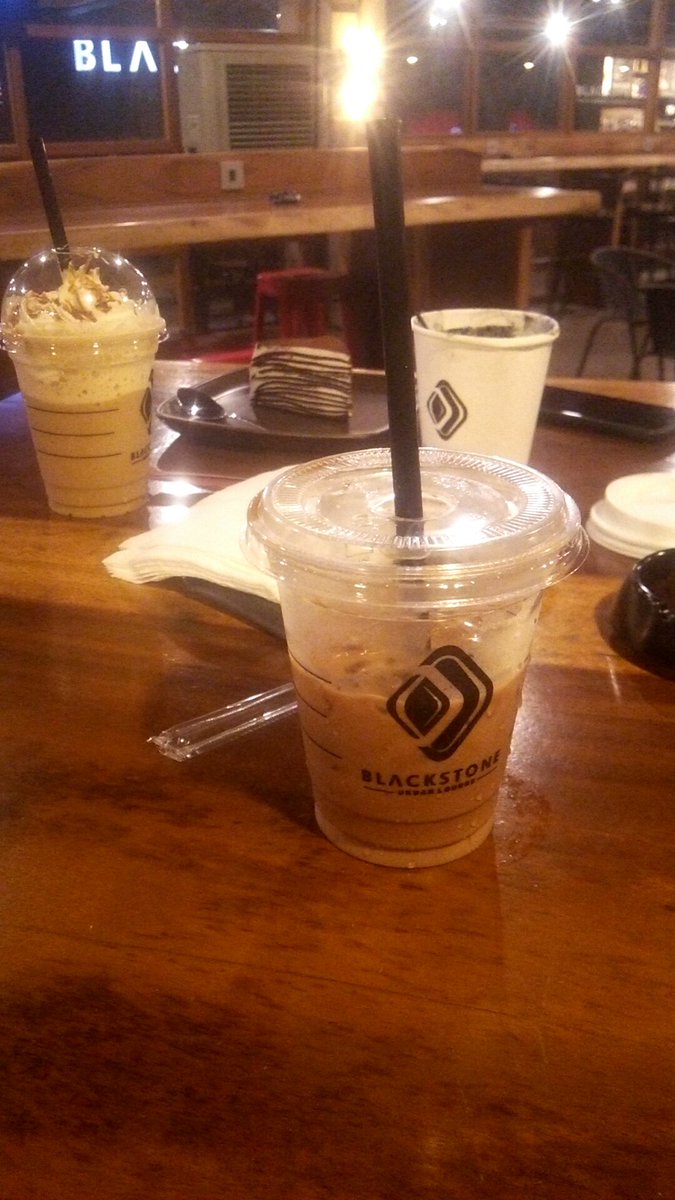 Pada sebuah cafe kau bertanya.
"Kopi apa yang paling nikmat di bibirmu?"
Sembari menenggak kopi,aku menjawabmu
"Kopi yang tidak bercampur air matamu"
Kemudian kau bangkit dari kursi Dan berlalu