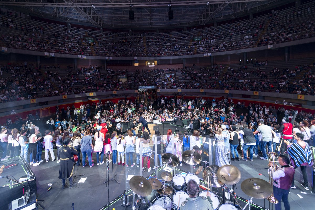 carlosvives's tweet photo. Ver a los papás con sus hijos en mis conciertos es mi felicidad y muchos me lo pedían y por esto diseñamos este show de #vivessoloparaniños para que vayan todos y disfruten un gran concierto como el de anoche en #Medellin #vivesenmedellin Gracias a todos los paisas fuimls felices https://t.co/iDRwTHuDgt