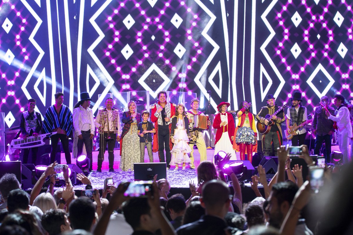 carlosvives's tweet photo. Ver a los papás con sus hijos en mis conciertos es mi felicidad y muchos me lo pedían y por esto diseñamos este show de #vivessoloparaniños para que vayan todos y disfruten un gran concierto como el de anoche en #Medellin #vivesenmedellin Gracias a todos los paisas fuimls felices https://t.co/iDRwTHuDgt
