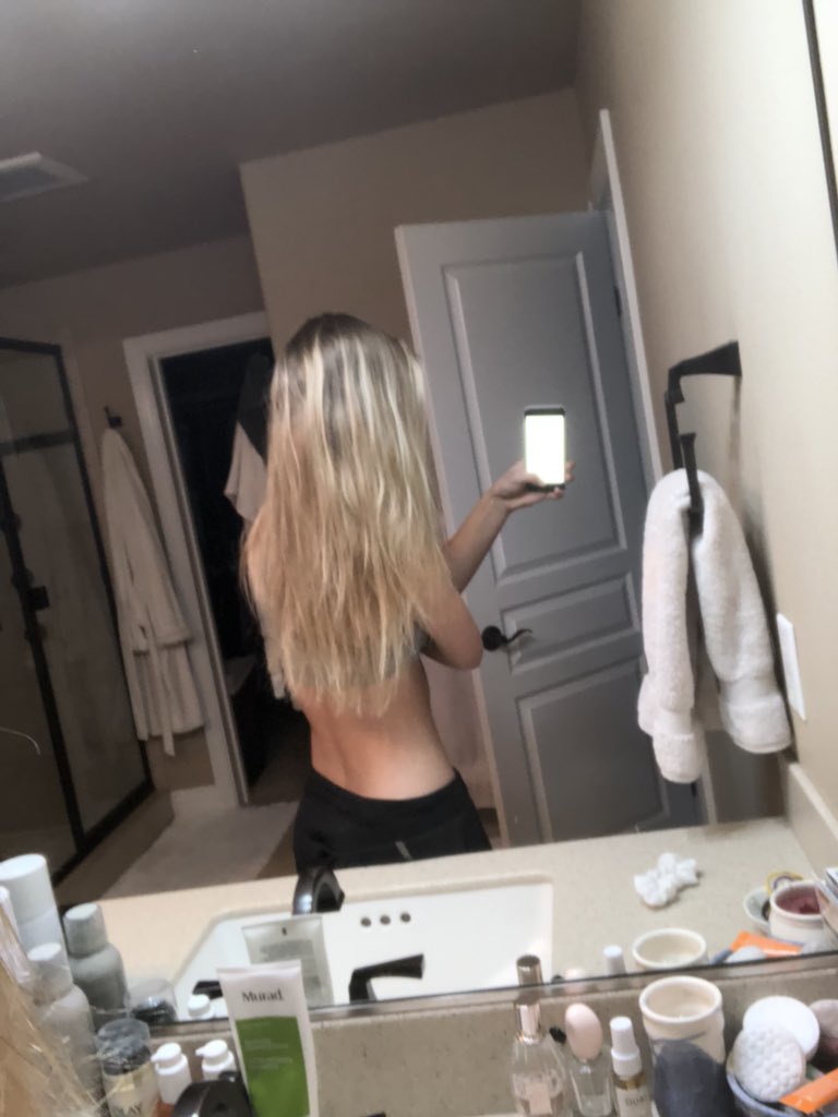dakotaastle's tweet photo. lil progress from to the time 4 years ago where a hairdresser really wanted me to look like cruella de vil and then i had to get it turned white blonde to fix it then all my hair broke cuz duh bleach and look at it now 4 years later finally okay in the last pic lol https://t.co/wqgsCUbtYh