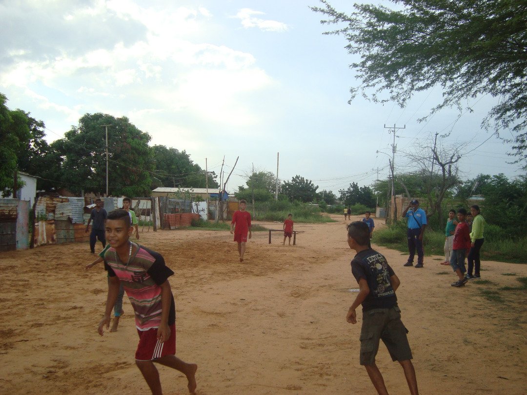MPV_Zulia1's tweet photo. #AtencionSocial | La Red Local Bicentenario de Paz del punto y círculo @CiudadelaGbmp realizando actividades deportivas a los niños de la comunidad Parcelamiento Hato Viejo, donde estuvo presente la Coord. Yanina Pereira, el Sup. de Deporte Reinaldo Raggio @franklinvilche2 https://t.co/vpSQJYlKnv