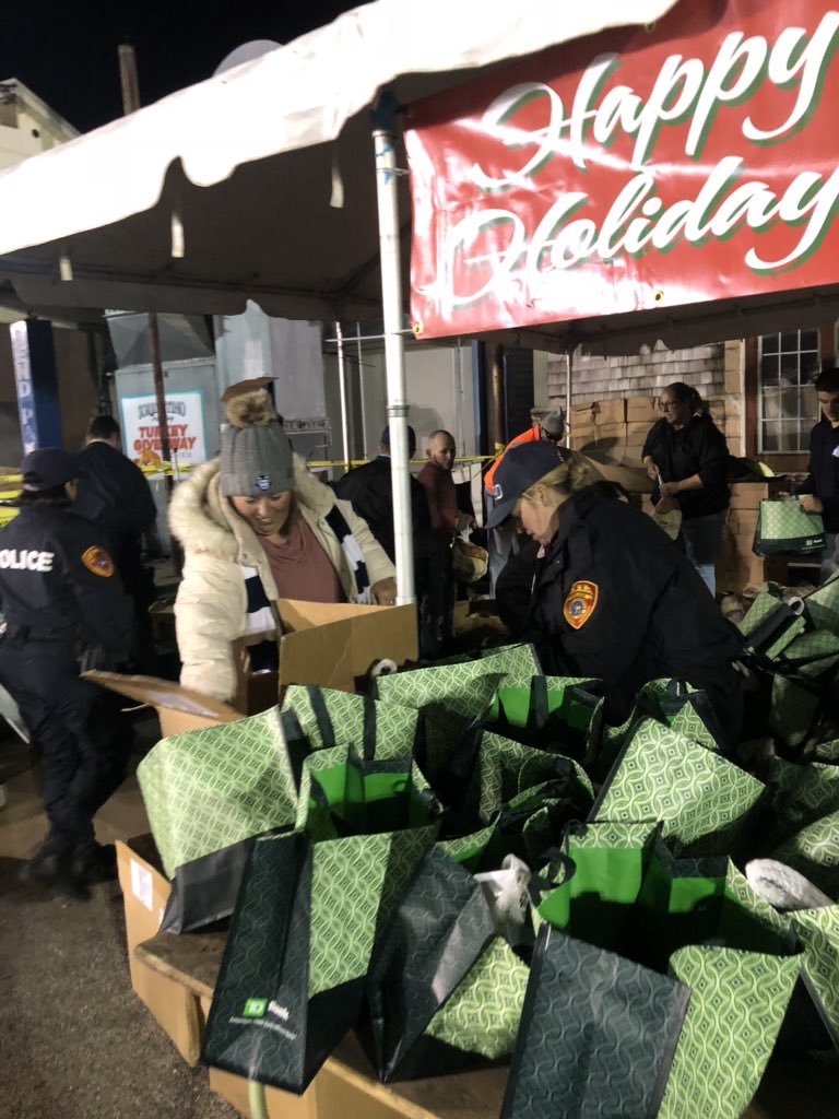 SCPD2ndPrecinct's tweet photo. The Sorrentino and Family Turkey Giveaway event! Thank you so much for all who volunteered and all who came! So many happy Huntington families tonight! #scpdinthecommunity #huntingtoncommunity #turkeydinner https://t.co/bbbSBoDmHU