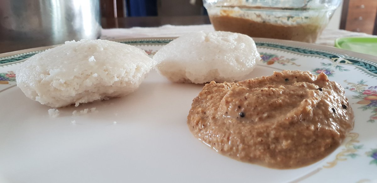 DiaryEpicure's tweet photo. Piping hot #homemade #momcooked idli's & chutney!!!! https://t.co/3iXu3hUpl9