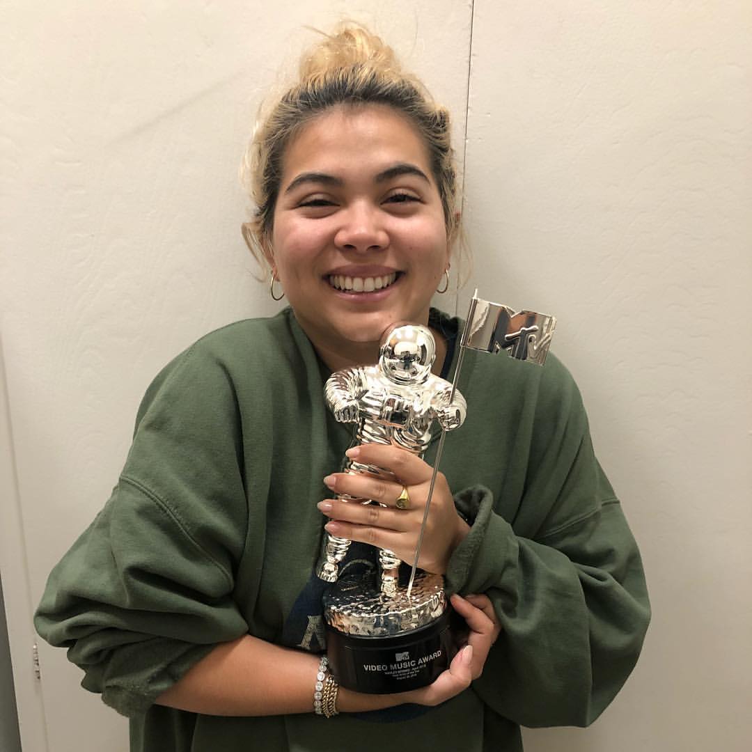 drunkby6ix's tweet photo. voting over 30 times a day was so  worth it, look at how happy she looks! priceless 😭 https://t.co/vkaBrM6HyE