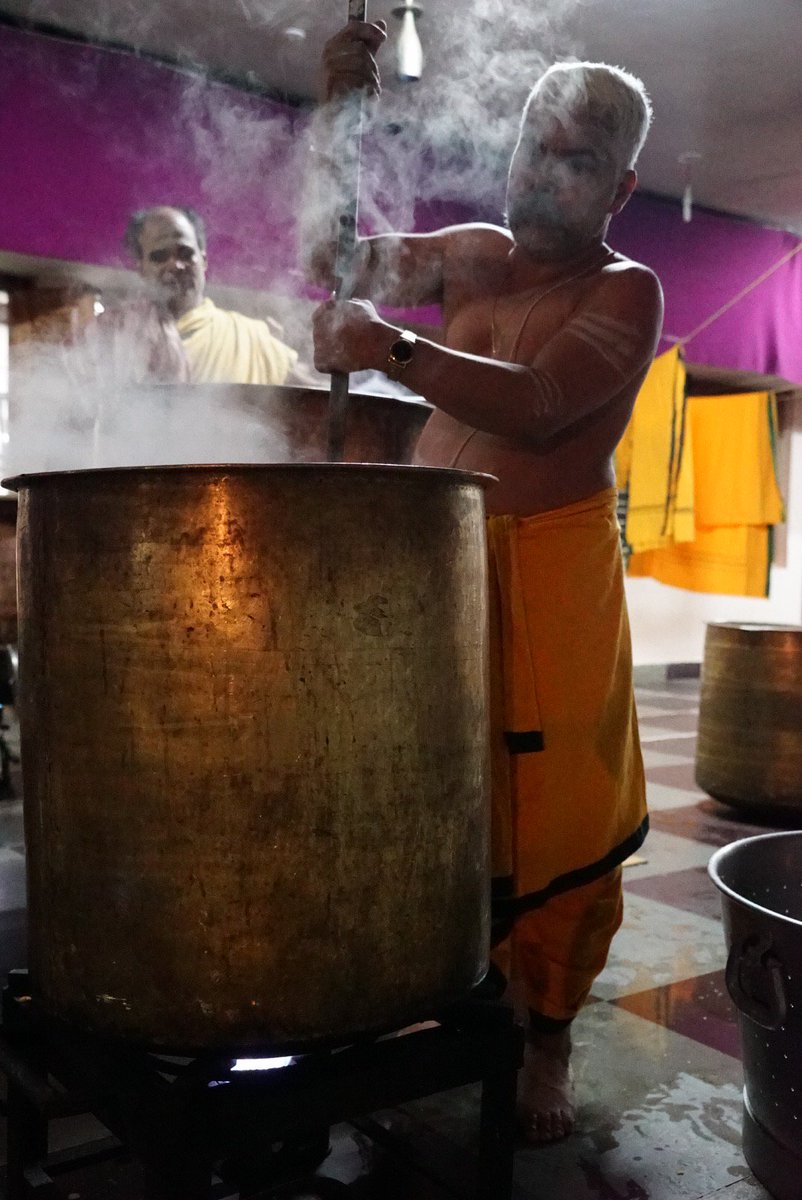 SriSamsthana's tweet photo. ಮಧುರದ ಮಹಾಪೂರ ಇಂದು ಗಿರಿನಗರ!

ಅಹುದು, ಒಂದು ದ್ರೋಣವೆಂದರೆ ಹದಿನಾರು ಸೇರು; ಅಂಥ ಎಂಟು ದ್ರೋಣ-ಪ್ರಮಾಣದ, ತುಂಡಿಲ್ಲದ ಅಖಂಡ ಗೋಧಿಯ ಪರಿಶುದ್ಧ ಪಾಯಸದ ಮಹಾನೈವೇದ್ಯ ಇಂದು ರಾಮನಿಗೆ!

ಬಾಯಿ~ಬದುಕು ಮಧುರವಾಗಬೇಕೆನ್ನುವರೆಲ್ಲ ಬನ್ನಿರಿಂದು ಮಠಕ್ಕೆ...ಇತಿಹಾಸದ ಹೊಸ ಪುಟಕ್ಕೆ! https://t.co/TSM0ELs89N