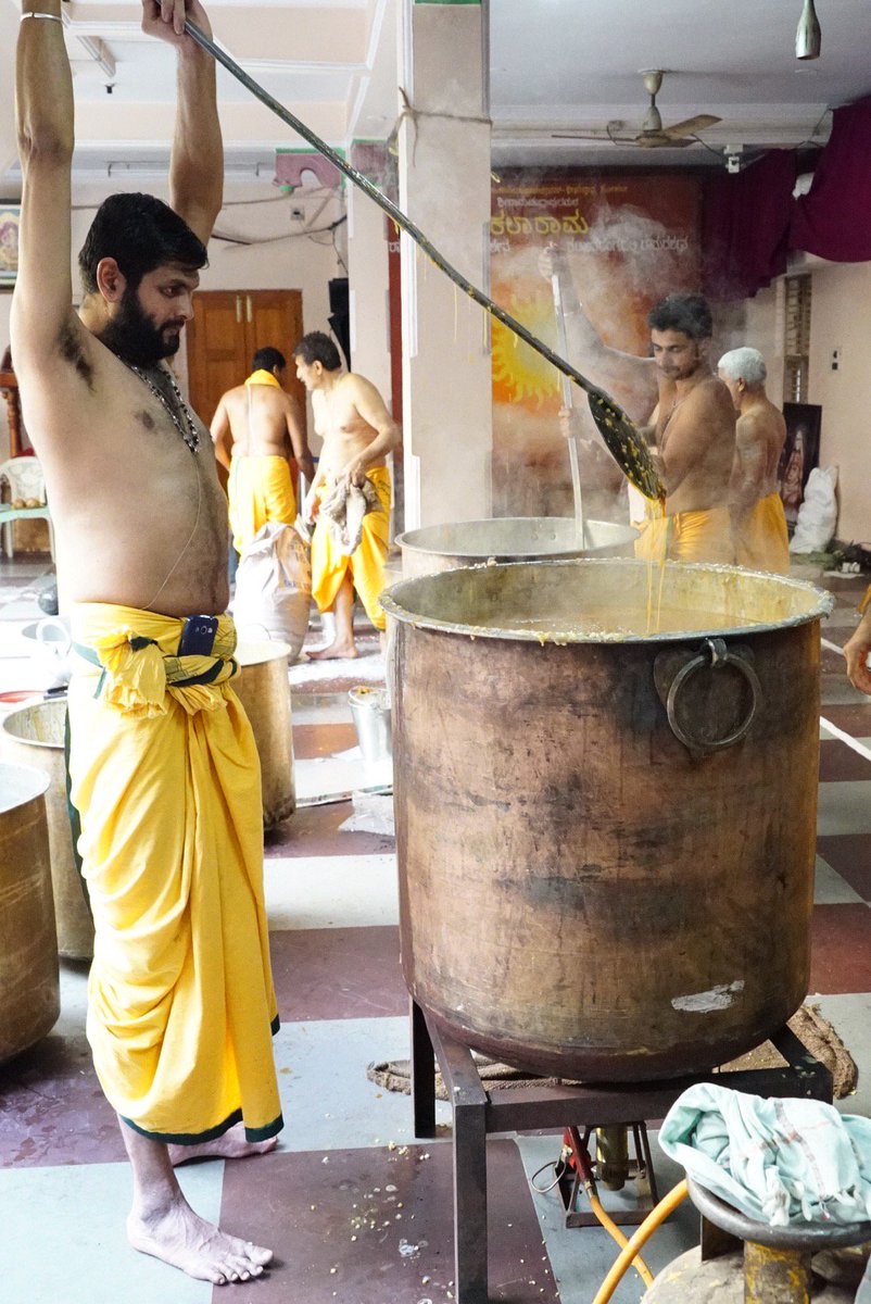 SriSamsthana's tweet photo. ಮಧುರದ ಮಹಾಪೂರ ಇಂದು ಗಿರಿನಗರ!

ಅಹುದು, ಒಂದು ದ್ರೋಣವೆಂದರೆ ಹದಿನಾರು ಸೇರು; ಅಂಥ ಎಂಟು ದ್ರೋಣ-ಪ್ರಮಾಣದ, ತುಂಡಿಲ್ಲದ ಅಖಂಡ ಗೋಧಿಯ ಪರಿಶುದ್ಧ ಪಾಯಸದ ಮಹಾನೈವೇದ್ಯ ಇಂದು ರಾಮನಿಗೆ!

ಬಾಯಿ~ಬದುಕು ಮಧುರವಾಗಬೇಕೆನ್ನುವರೆಲ್ಲ ಬನ್ನಿರಿಂದು ಮಠಕ್ಕೆ...ಇತಿಹಾಸದ ಹೊಸ ಪುಟಕ್ಕೆ! https://t.co/TSM0ELs89N