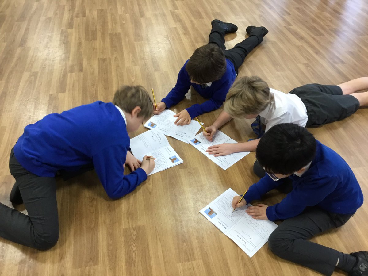 St_MartinsEpsom's tweet photo. Year 4 has been visited by D.I Blackgrove to investigate miracles and how Jesus changed lives. @Spinnakertrust1 https://t.co/pOeSWAlc2d