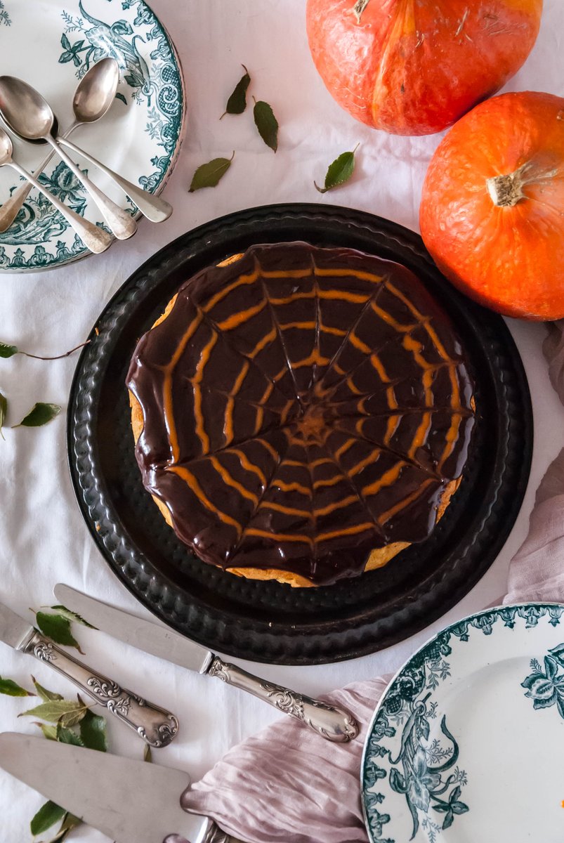 Nouvelle article sur le blog, un gâteau au potimarron. Le mariage du chocolat et du goût subtil de noisette de ce cucurbitacée vous semblera évident. Essayez-le, c’est un gâteau plutôt original !
cookandgoute.org/gateau-au-poti…