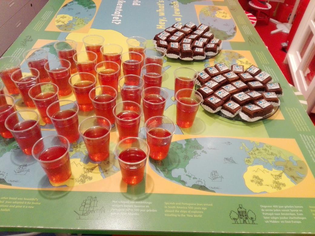 Amstrdam4Unicef's tweet photo. Limonade en brownies voor basisscholieren in Kindermuseum #WorldChildrensDay #goblue #unicefamsterdam https://t.co/ERGZYepjjb