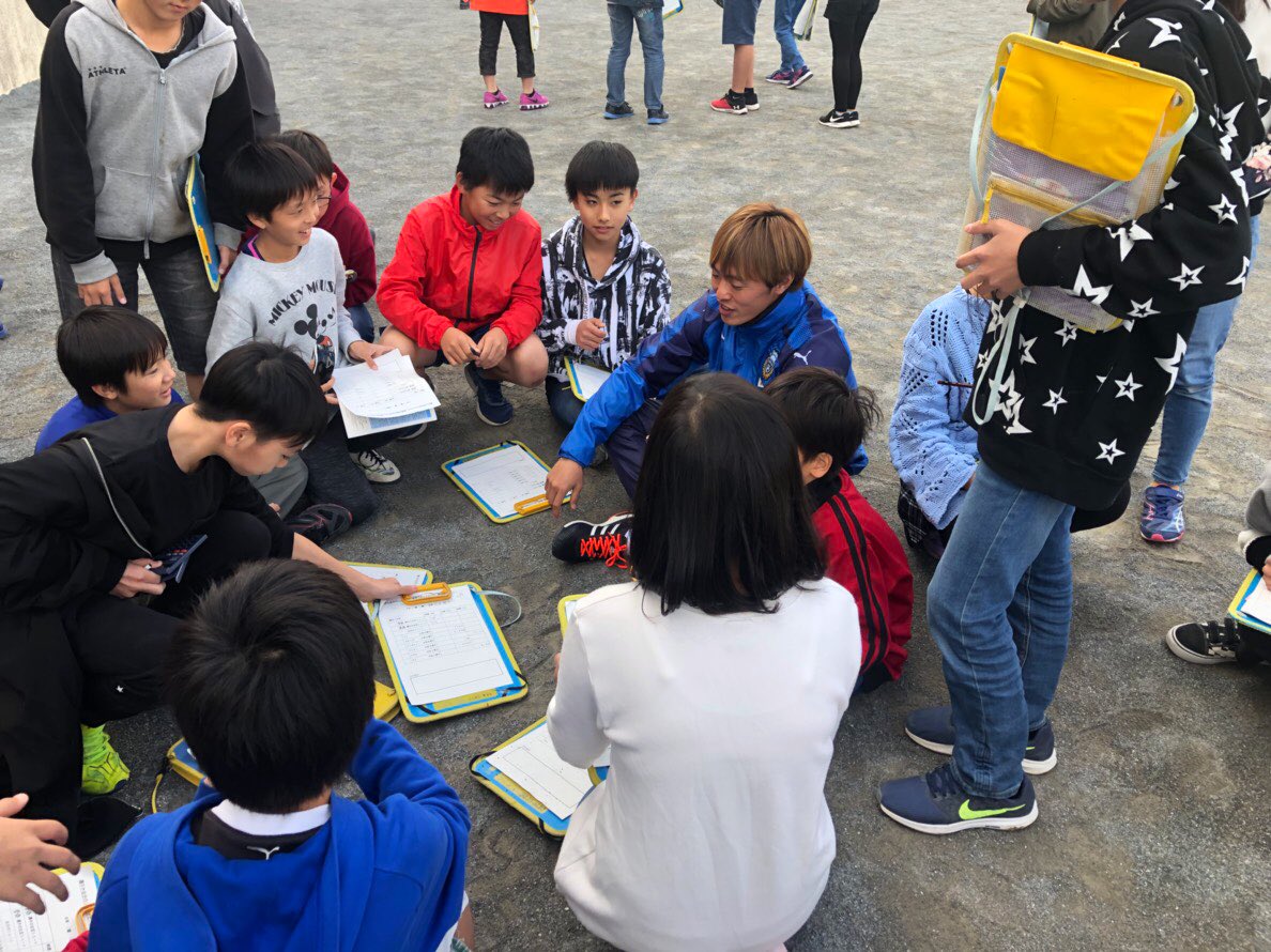 frontale_staff's tweet photo. 本日、幸区の南加瀬小学校にて、川崎フロンターレ算数ドリル実践学習を実施しました！参加したのは齋藤学選手と田中碧選手。6年生と一緒に、楽しみながら算数を勉強しました！マナブはここの近所に住んでいたとのことで、子どもたちと「地元トーク」に花を咲かせていましたよ！【プロモ】#frontale https://t.co/8MFMqwuT3K