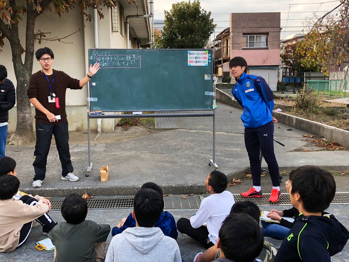 frontale_staff's tweet photo. 本日、幸区の南加瀬小学校にて、川崎フロンターレ算数ドリル実践学習を実施しました！参加したのは齋藤学選手と田中碧選手。6年生と一緒に、楽しみながら算数を勉強しました！マナブはここの近所に住んでいたとのことで、子どもたちと「地元トーク」に花を咲かせていましたよ！【プロモ】#frontale https://t.co/8MFMqwuT3K