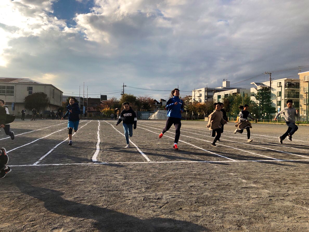 frontale_staff's tweet photo. 本日、幸区の南加瀬小学校にて、川崎フロンターレ算数ドリル実践学習を実施しました！参加したのは齋藤学選手と田中碧選手。6年生と一緒に、楽しみながら算数を勉強しました！マナブはここの近所に住んでいたとのことで、子どもたちと「地元トーク」に花を咲かせていましたよ！【プロモ】#frontale https://t.co/8MFMqwuT3K