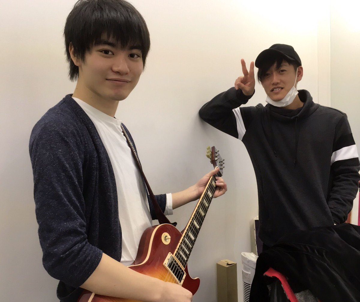 真野拓実 Na Twitteru 事務所で会ったひゅーがさんにギター持たせてもらいました 不恰好の体現者 Argonavis 12月のライブ 頑張ってください