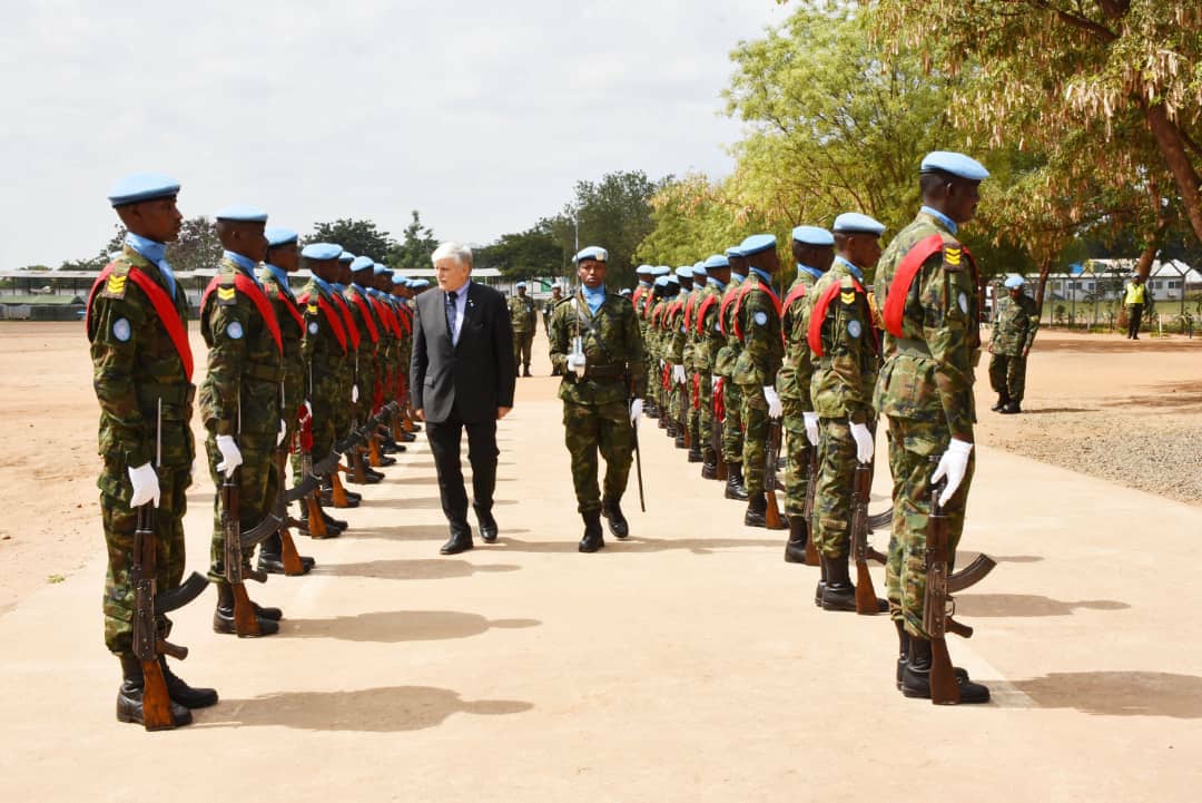 RwandaMoD's tweet photo. Lt Gen (Rtd) Romeo A. Dallaire; former UNAMIR Force Commander, visited #Rwanda-n peacekeepers (Rwanbatt-1) at Juba Tomping Camp, in #SouthSudan on Monday. He applauded RDF for their valuable contribution to restore peace and security in different mission areas. @UNPeacekeeping https://t.co/xD5tj3YAhx