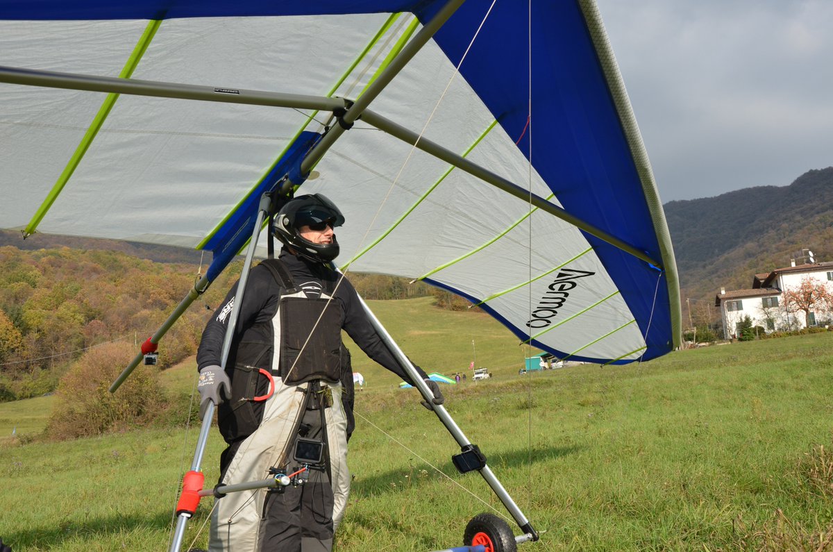 aermoo's tweet photo. Fly with #Aermoo. #ChallengeImpossible #paraglider https://t.co/vbh4afH6Xb