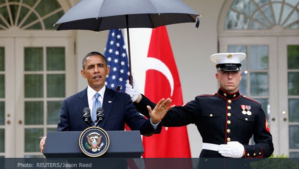 SheriffClarke's tweet photo. Yea right Juan Williams. Obama would stand out in the rain for the military. Apparently you forgot this picture. How degrading is this? Obama loathed the military. @realDonaldTrump respects the troops he leads. https://t.co/BElBLcn0rz https://t.co/JkKuMvua9k