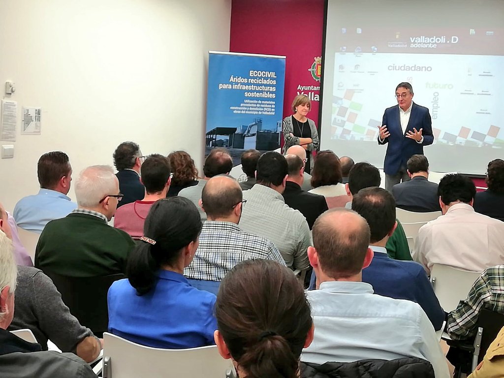 ideva_agencia's tweet photo. Hoy conocemos más de cerca otro proyecto #ValladolidCircular ♻
@ClusterAeice, @cyl_citopic, #CEMOSA y #RECSO presentan #enInnolid la Guía #Ecocivil sobre áridos reciclados.
Un ejemplo de colaboración entre entidades en la transición hacia la #economíacircular 🔝 https://t.co/Q9AkZ3ydlI