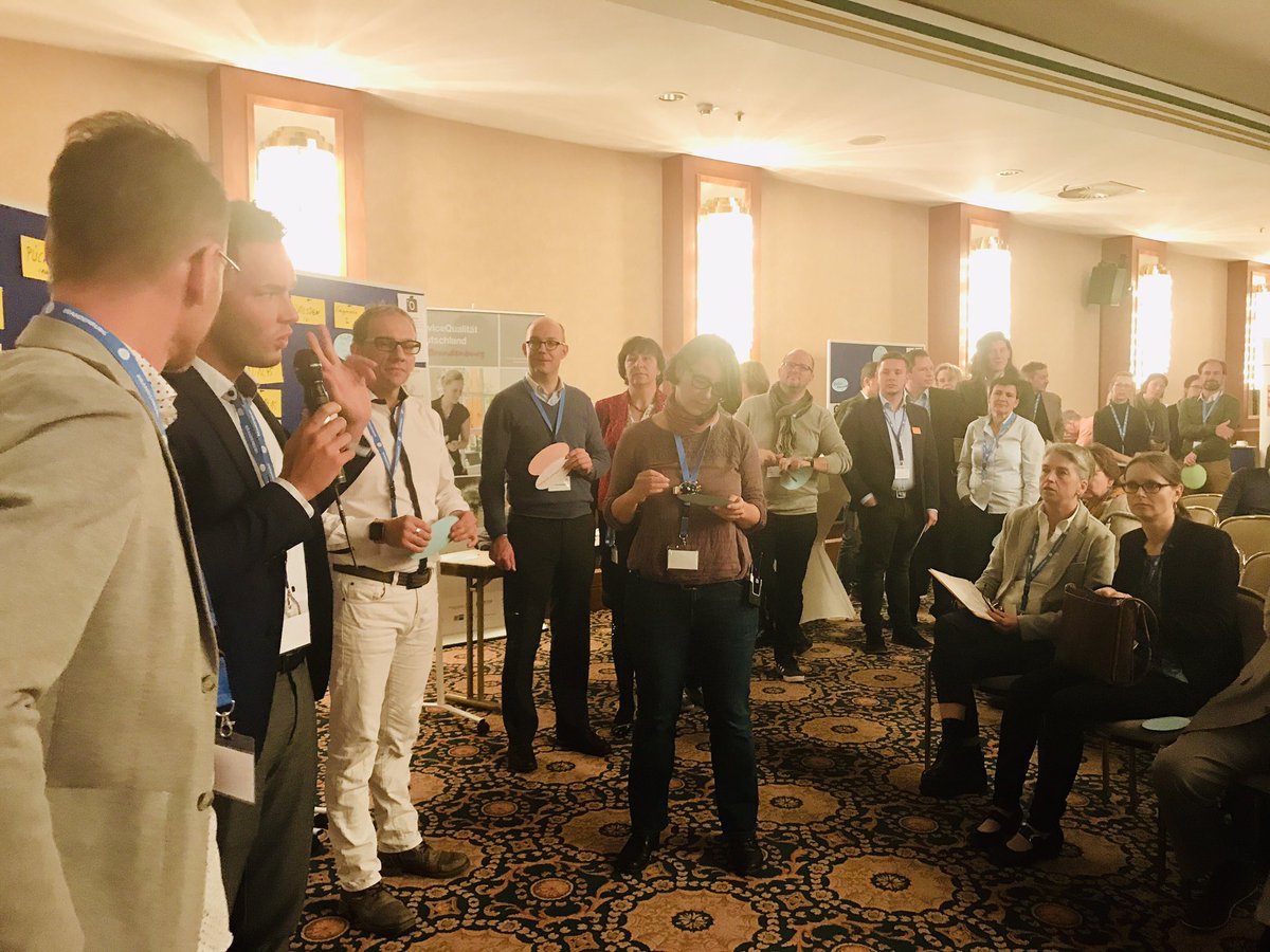 tnwbbl's tweet photo. Das Thema #Barcamp stößt auf großes Interesse. Schlangestehen bei der Themenvorstellung. #btt18 https://t.co/TBtofskWBo