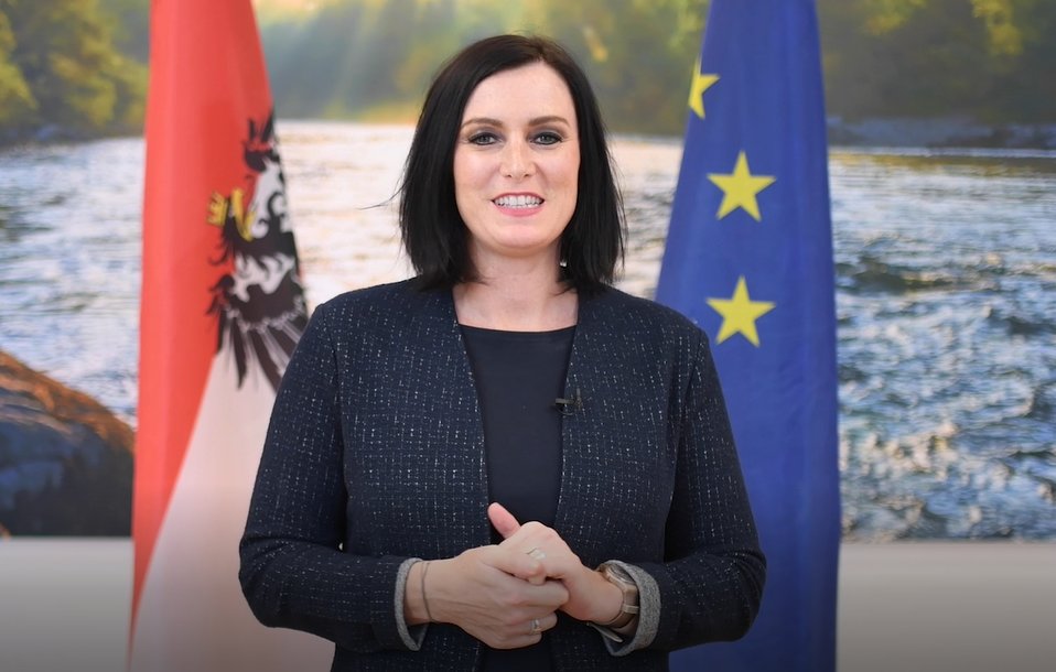 ForestETP's tweet photo. Great opening of the #FTPconference2018 by Austrian Minister @ElliKoestinger, congratulating @forestETP with the #FTPVision2040: “The Vision will allow the sector to speak with one voice and it clearly sets out the ambition to be the leading actor in the circular #Bioeconomy” https://t.co/lwD6oG721j