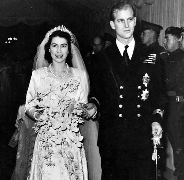 Happy anniversary to the Queen and the Duke of Edinburgh! 👏🏻🥂 Regram: @tatlermagazine #DCmoments ift.tt/2A8GDgn