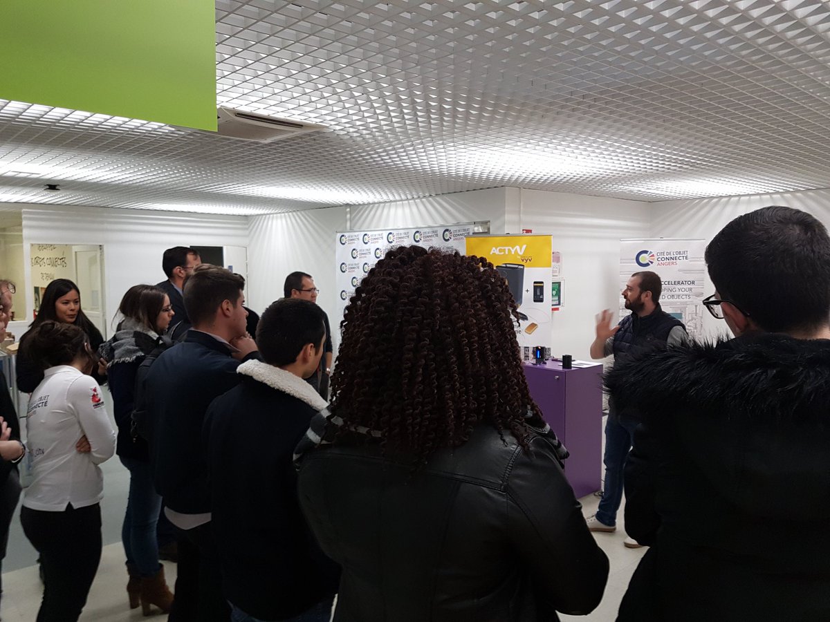 SandraGautret's tweet photo. #ConnectedWeek | Très heureuse de voir @juloquebec de @Groupe_VYV pitcher le produit #Actyv après de longues semaines de développement à l'@IOT_city. Passer de l'idée à l'objet ✅ https://t.co/UU3TPtQ0oY