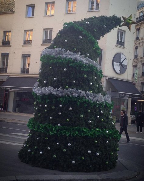 kultt_fr's tweet photo. À Paris, #LeGrinch🎄détourne les décorations de Noël

https://t.co/yZCz6IwFqg https://t.co/20qKiOuhKJ
