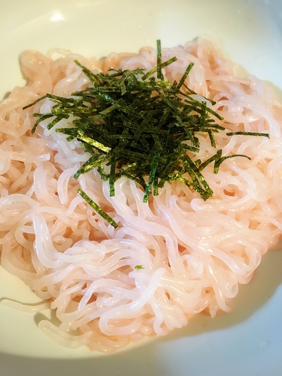 diet_yuno's tweet photo. ダイエット中めちゃくちゃおすすめな超簡単しらたきパスタ🐻🍝

①白滝を水洗いし水に浸してレンジで5分あく抜き
②油ひかずに軽く炒める(しなくても可)
③市販のパスタソースを和えて完成

ソースはカロリー高くなければお好きな味でOK👼🏻
一食40kcalで普通にパスタ。満足度💯
#糖質制限 #ダイエット https://t.co/pqzVozgdhE