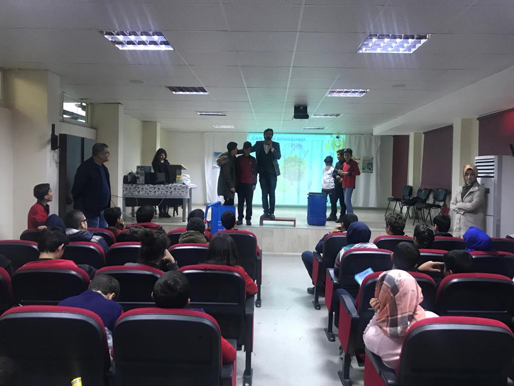 evrekoruma5's tweet photo. Eğitim çağdaş medeniyetlerin kapılarını açan eldir.
Karaköprü Belediyesi Çevre Koruma Birimi olarak Türk Telekom Ortaokuluna geri dönüşüm eğitimi verildi. https://t.co/XmjpeVJMIZ