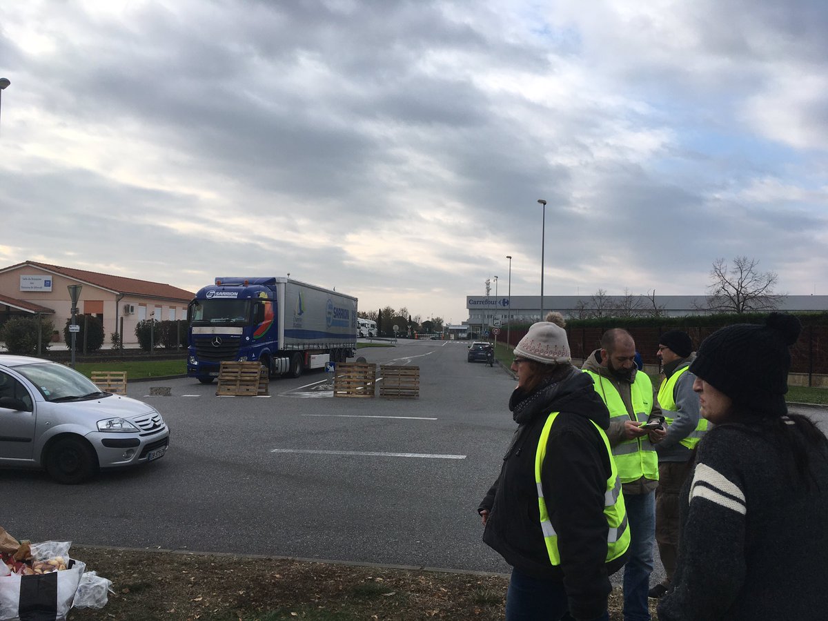 icioccitanie's tweet photo. À la plate-forme #Logidis de #Colomiers qui alimente les magasins #Carrefour une dizaine de gilets jaunes continuent le blocage. Pour l’instant, il n’y a pas de CRS #giletsjaunes https://t.co/scR9wKhT3e