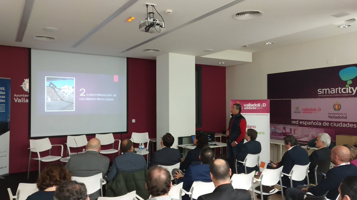 ClusterAeice's tweet photo. 🗣️Eduardo Gallego de @cyl_citopic nos habla sobre la caracterización de los áridos reciclados en la jornada de presentación de la Guía de áridos reciclados del proyecto #Ecocivil subvencionado por @AyuntamientoVLL @INNOLID 🗣️ https://t.co/SBCxCk01mg